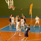 Tiro a canasta en un partido del Universidad Pontificia de Salamanca