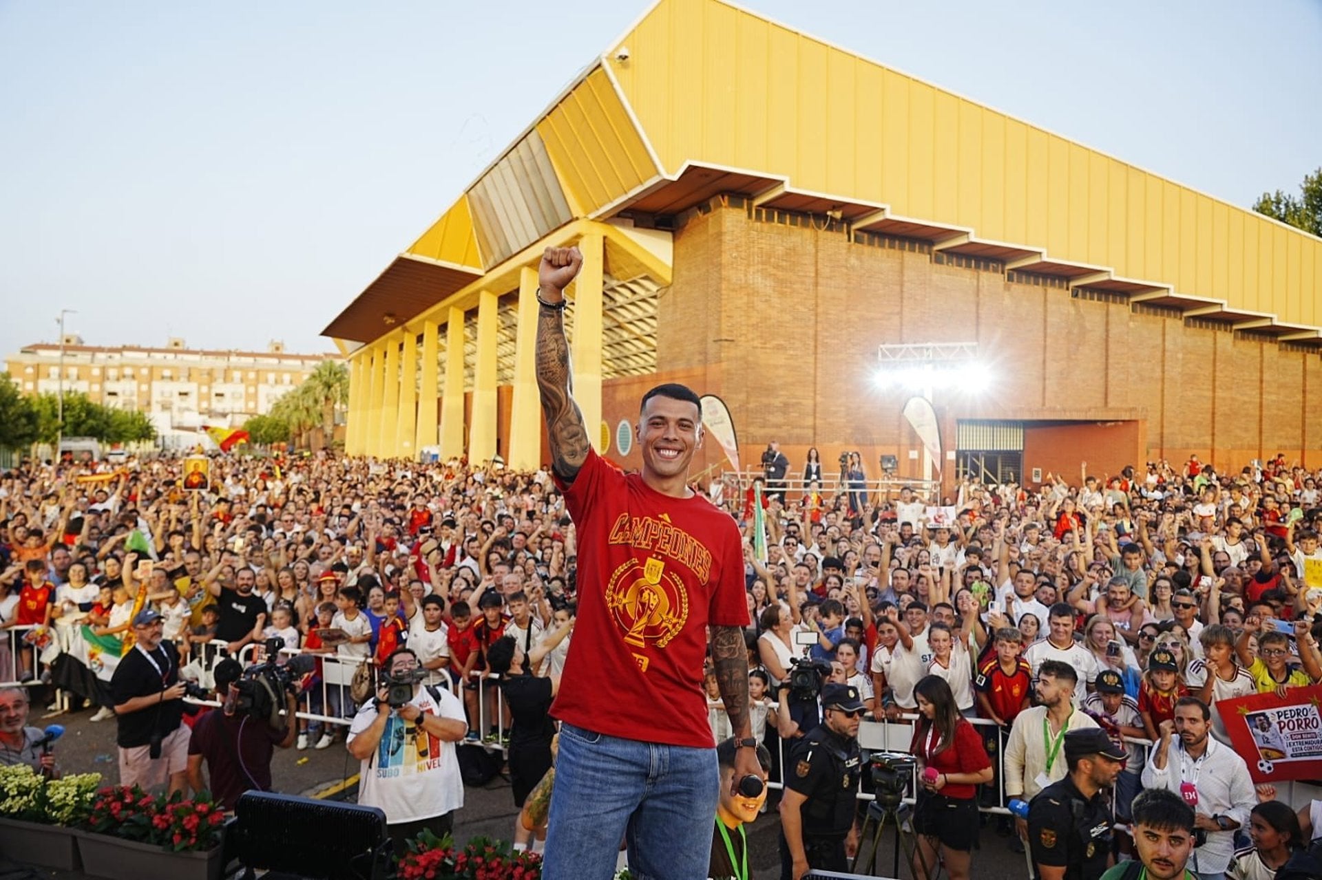 Miles de personas reciben en Don Benito a su paisano y campeón del mundo de fútbol Pedro Porro Miles de personas reciben en Don Benito a su paisano y campeón del mundo de fútbol Pedro Porro