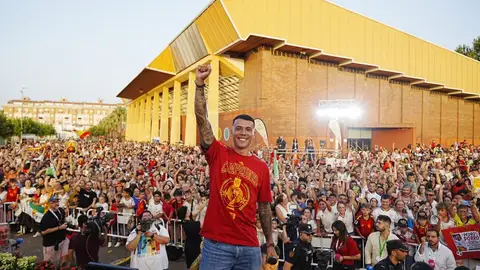 Miles de personas reciben en Don Benito a su paisano y campeón del mundo de fútbol Pedro Porro Miles de personas reciben en Don Benito a su paisano y campeón del mundo de fútbol Pedro Porro
