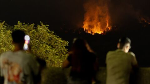 Varias personas observan el incendio en San Mart&iacute;n de Valdeiglesias