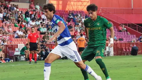 El jugador del Granada Manu Lama protege un balón ante el jugador del Betis Morante, durante el partido amistoso entre el Real Betis y el Granada CF, que disputaron el Trofeo Ciudad de Granada en el estadio Nuevo Los Carmenes El jugador del Granada Manu Lama protege un balón ante el jugador del Betis Morante, durante el partido amistoso entre el Real Betis y el Granada CF, que disputaron el Trofeo Ciudad de Granada en el estadio Nuevo Los Carmenes