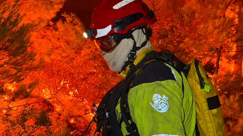 Un bombero forestal de la Generalitat combate las llamas del incendio de La Vall d'Uixò Un bombero forestal de la Generalitat combate las llamas del incendio de La Vall d'Uixò