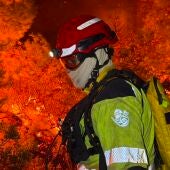 Un bombero forestal de la Generalitat combate las llamas del incendio de La Vall d'Uixò