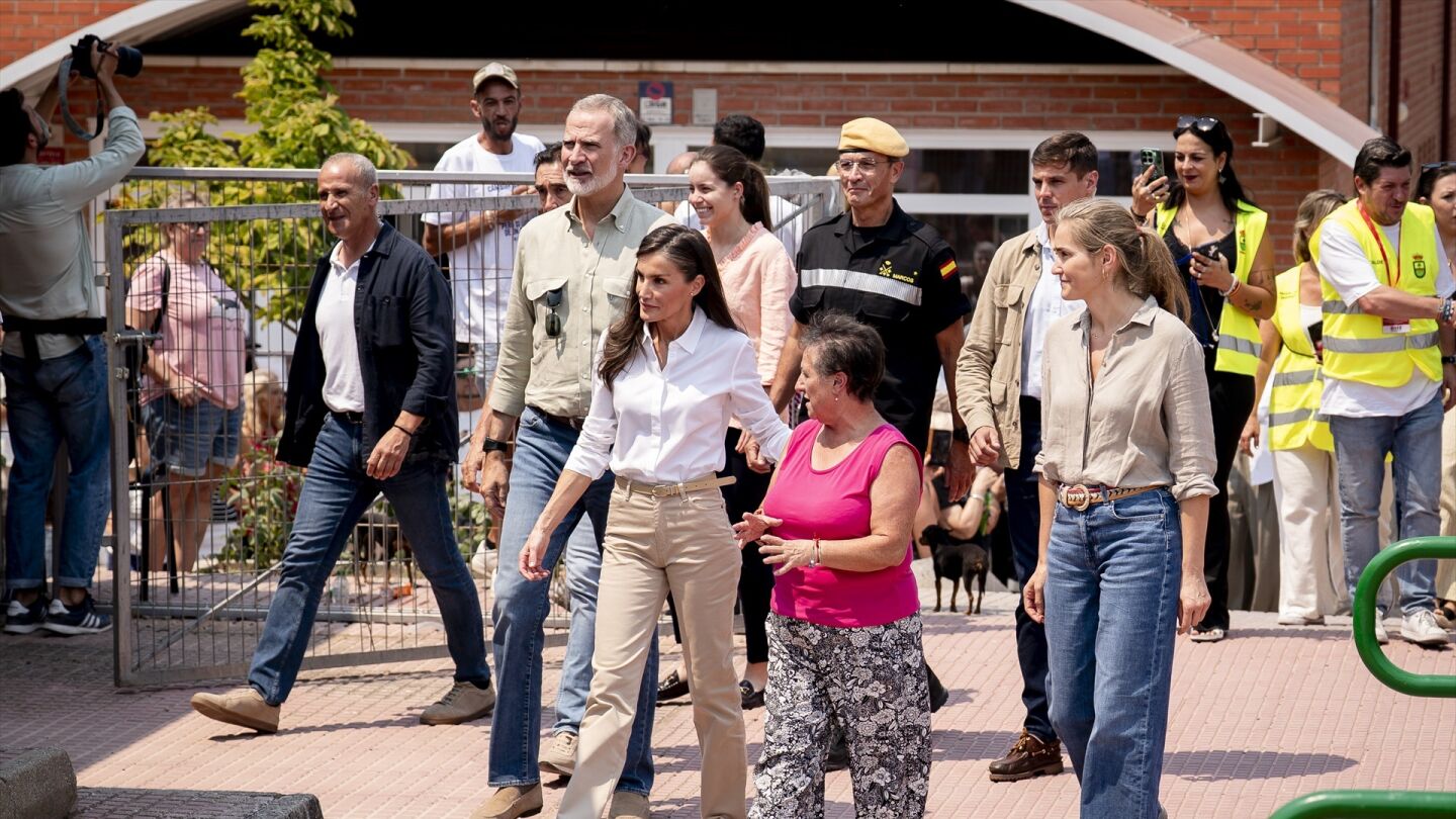 Los reyes visitan a los afectados por los incendios en Villamanta (Madrid)