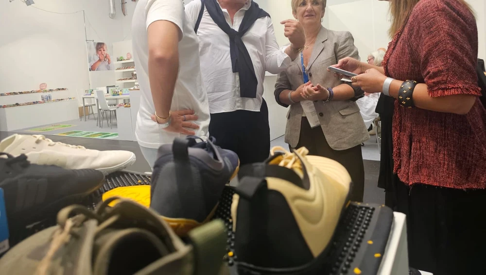 La consellera de Industria en un expositiro en la feria de calzado ‘barefoot’ celebrada en Alemania. La consellera de Industria en un expositiro en la feria de calzado ‘barefoot’ celebrada en Alemania.