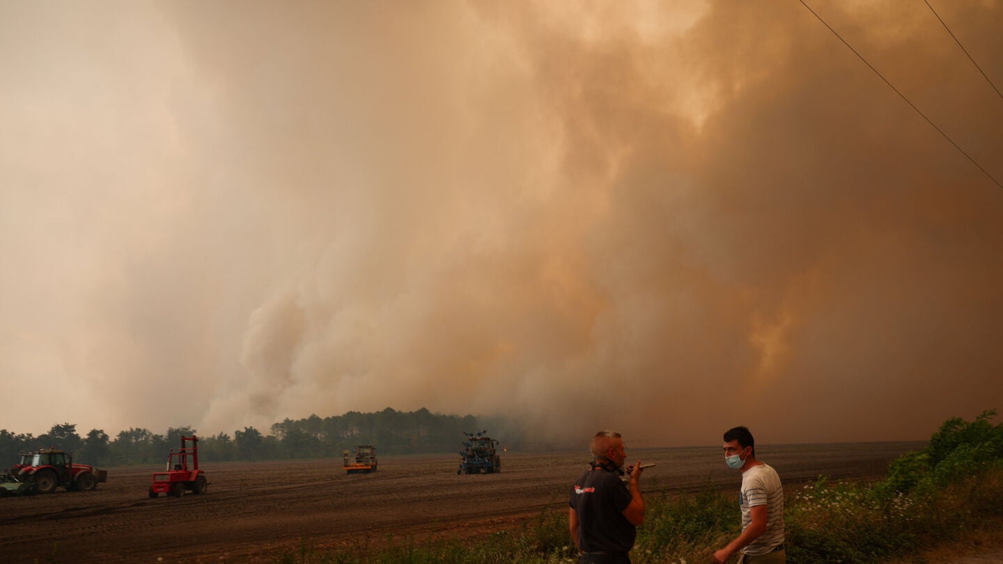 Una inmensa columna de humo ti&ntilde;e de rojo el cielo en Francia