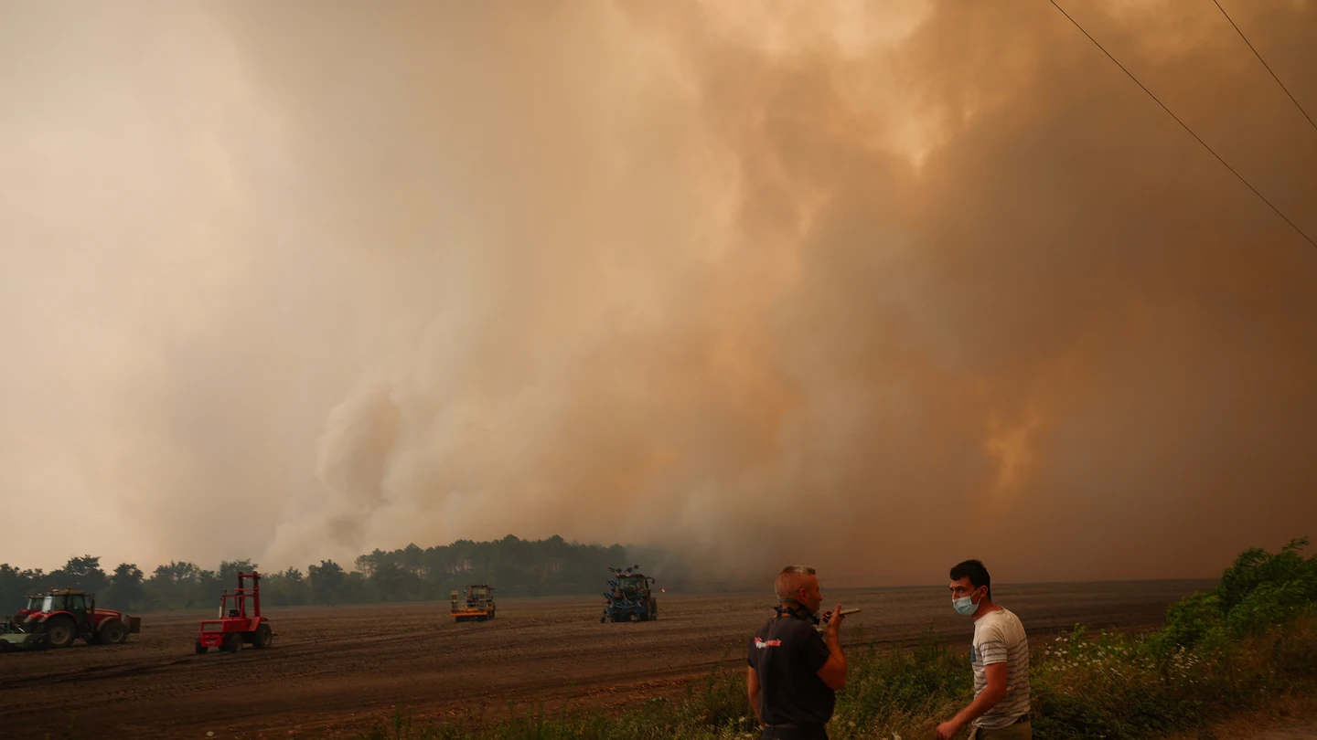 Una inmensa columna de humo tiñe de rojo el cielo en Francia Una inmensa columna de humo tiñe de rojo el cielo en Francia