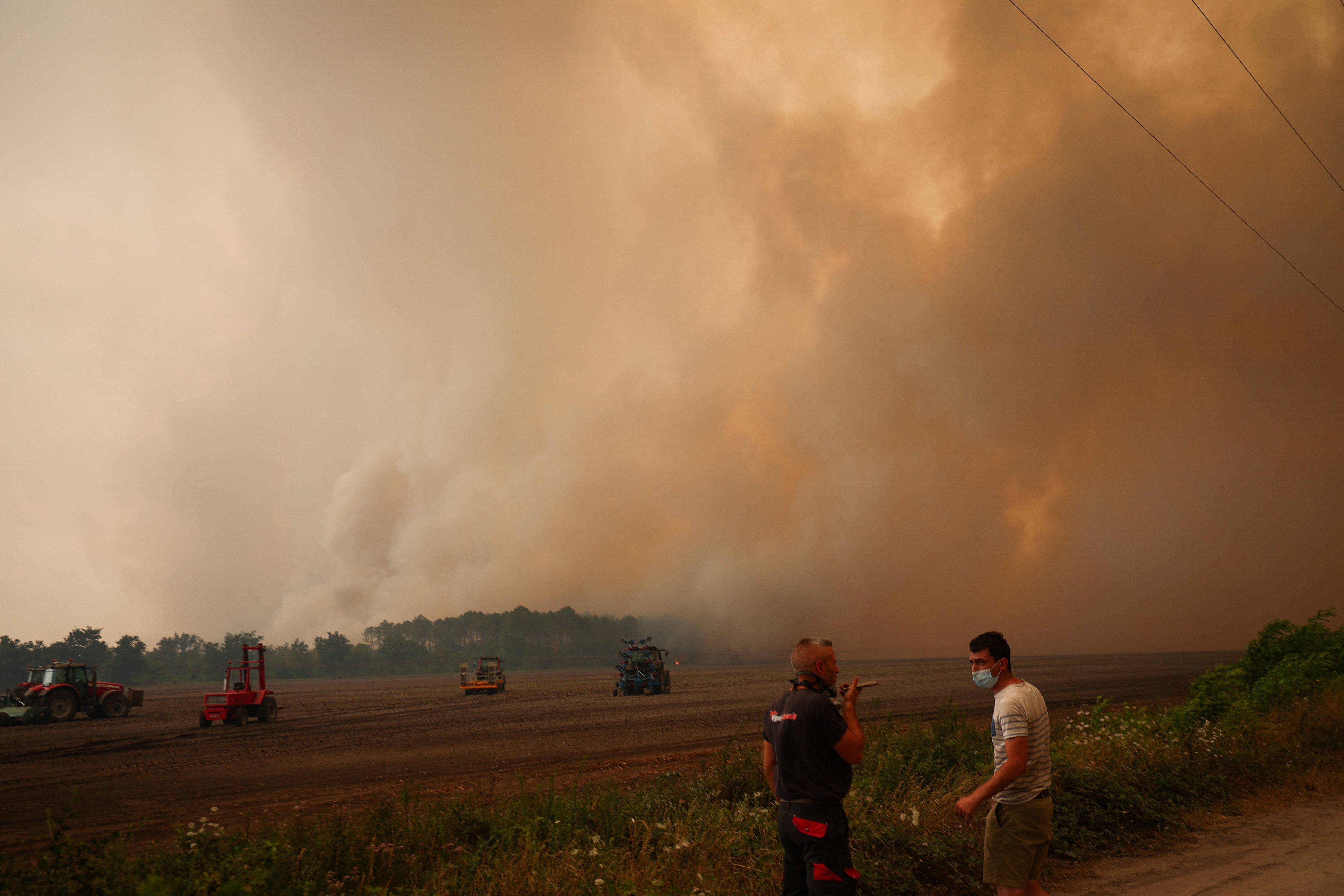 Los incendios en Francia dejan cifras de récord y una crisis sin precedentes: 220.000 personas evacuadas y 42.000 hectáreas quemadas Los incendios en Francia dejan cifras de récord y una crisis sin precedentes: 220.000 personas evacuadas y 42.000 hectáreas quemadas