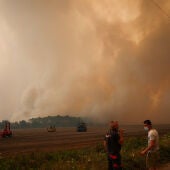 Una inmensa columna de humo tiñe de rojo el cielo en Francia