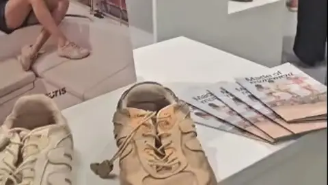 Un expositiro en la feria de calzado ‘barefoot’ celebrada en Alemania. Un expositiro en la feria de calzado ‘barefoot’ celebrada en Alemania.
