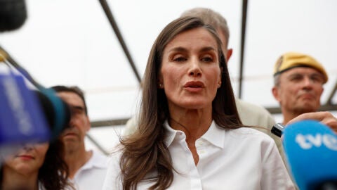 La reina atiende a los medios tras visitar este domingo a las personas de las localidades afectadas por los incendios de la sierra oeste de la Comunidad de Madrid que permanecen alojadas en el polideportivo de La Chopera de Villamanta. 