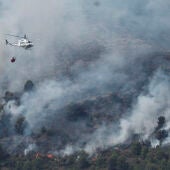  Vista del incendio de La Vall d'Uixò (Castellón), este sábado.