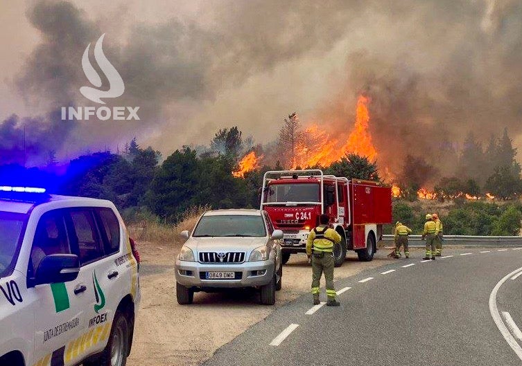 La Junta de Extremadura refuerza su ayuda a los incendios forestales en Ávila La Junta de Extremadura refuerza su ayuda a los incendios forestales en Ávila
