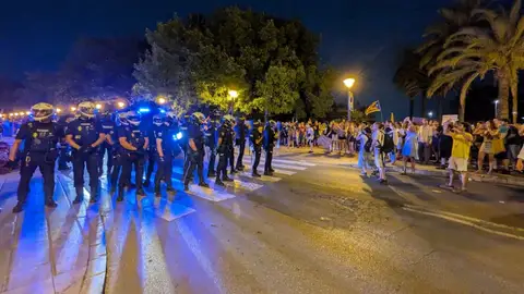Cargas policiales, lanzamiento de objetos y al menos un herido al finalizar la protesta contra la saturación en Palma. Cargas policiales, lanzamiento de objetos y al menos un herido al finalizar la protesta contra la saturación en Palma.