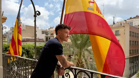 Josan Ferrández, pregonero de las fiestas de Elche de 2026 en el balcón del Ayuntamiento ilicitano. Josan Ferrández, pregonero de las fiestas de Elche de 2026 en el balcón del Ayuntamiento ilicitano.