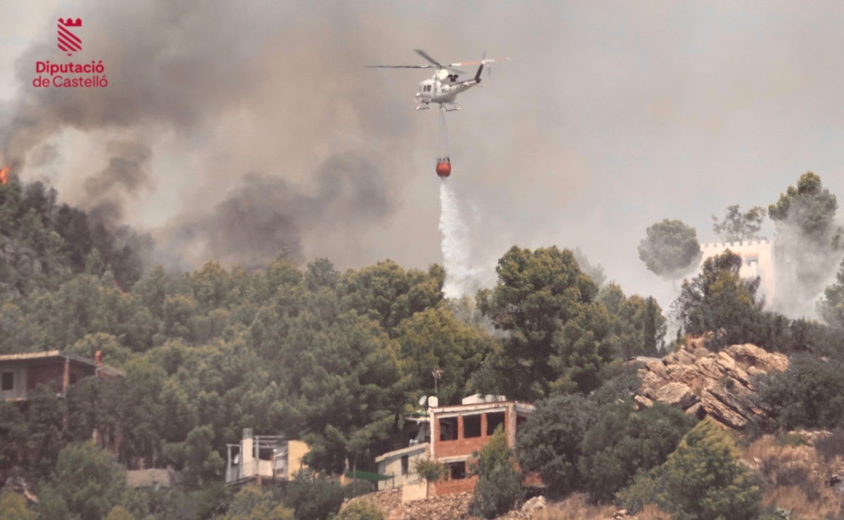 Una tregua meteorológica facilita la extinción del incendio antes de una cuarta ola de calor Una tregua meteorológica facilita la extinción del incendio antes de una cuarta ola de calor
