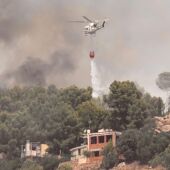 Una tregua meteorológica facilita la extinción del incendio antes de una cuarta ola de calor