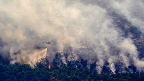 Medios aéreos trabajan en las labores de extinción del incendio entre Burgohondo y Navaluenga. Medios aéreos trabajan en las labores de extinción del incendio entre Burgohondo y Navaluenga.
