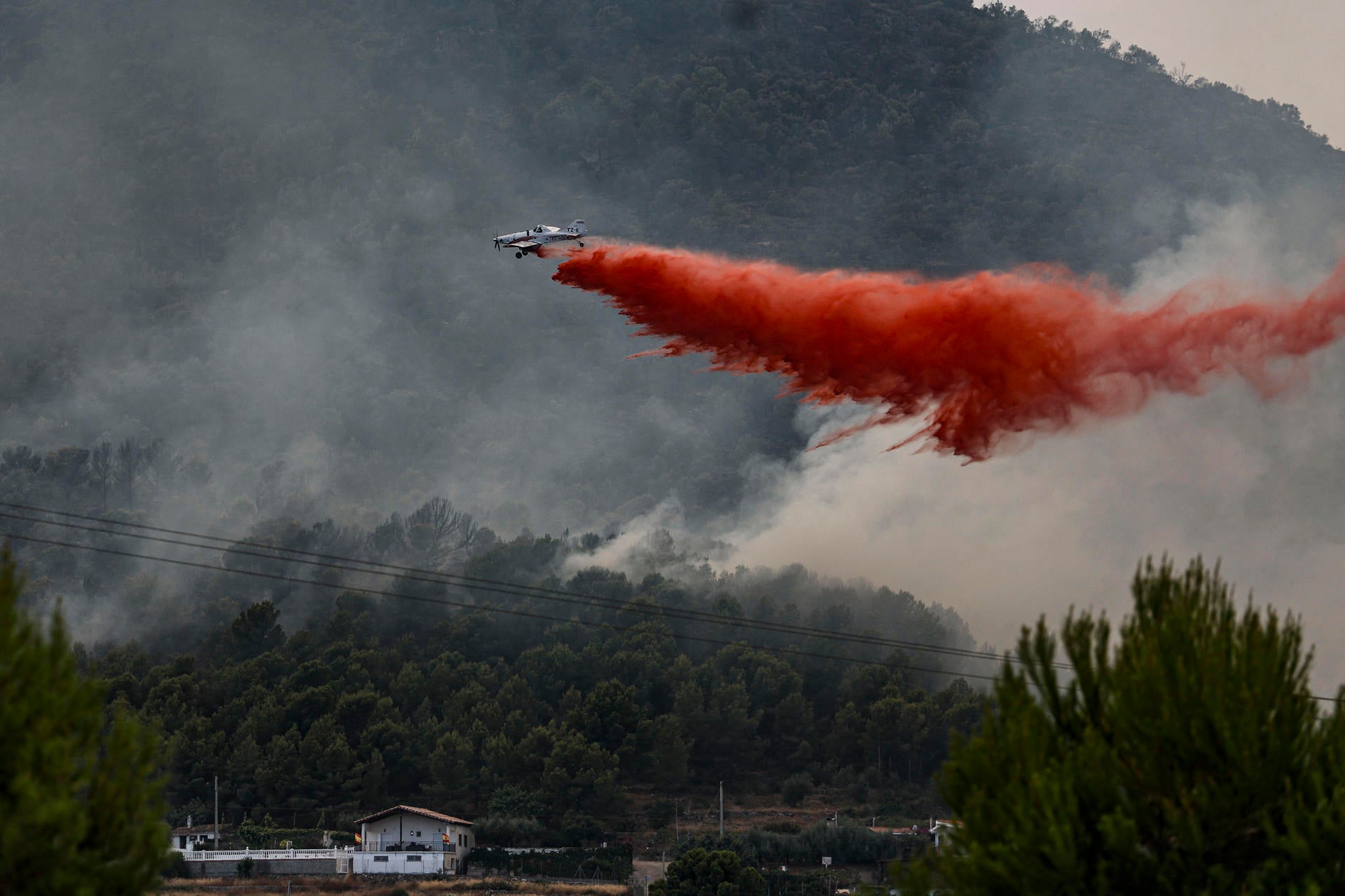Treinta medios aéreos trabajan hoy en el incendio de Vall d' Uxó que ha quemado algo más de 7000 hectáreas Treinta medios aéreos trabajan hoy en el incendio de Vall d' Uxó que ha quemado algo más de 7000 hectáreas