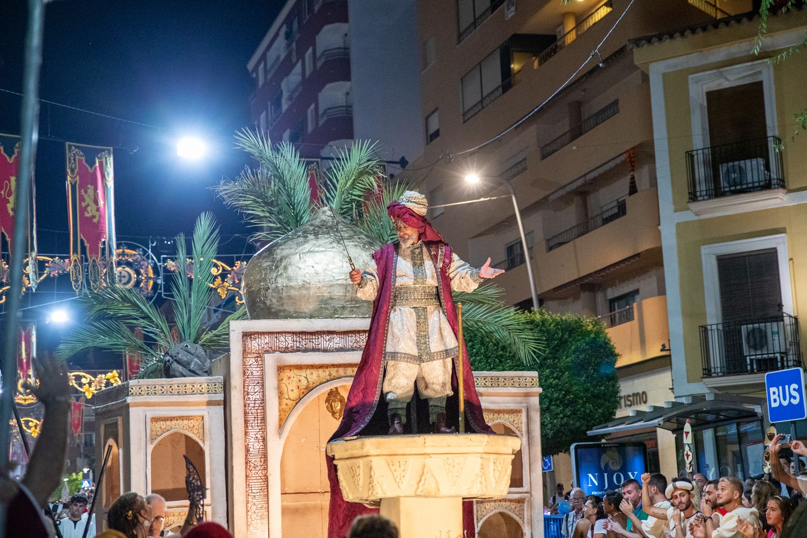 El Rey Moro Juan Lloret Marcet recrea los aires del desierto y cómo un niño se convierte en monarca en su entrada a Villajoyosa El Rey Moro Juan Lloret Marcet recrea los aires del desierto y cómo un niño se convierte en monarca en su entrada a Villajoyosa