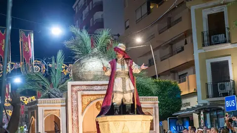 El Rey Moro Juan Lloret Marcet recrea los aires del desierto y cómo un niño se convierte en monarca en su entrada a Villajoyosa El Rey Moro Juan Lloret Marcet recrea los aires del desierto y cómo un niño se convierte en monarca en su entrada a Villajoyosa