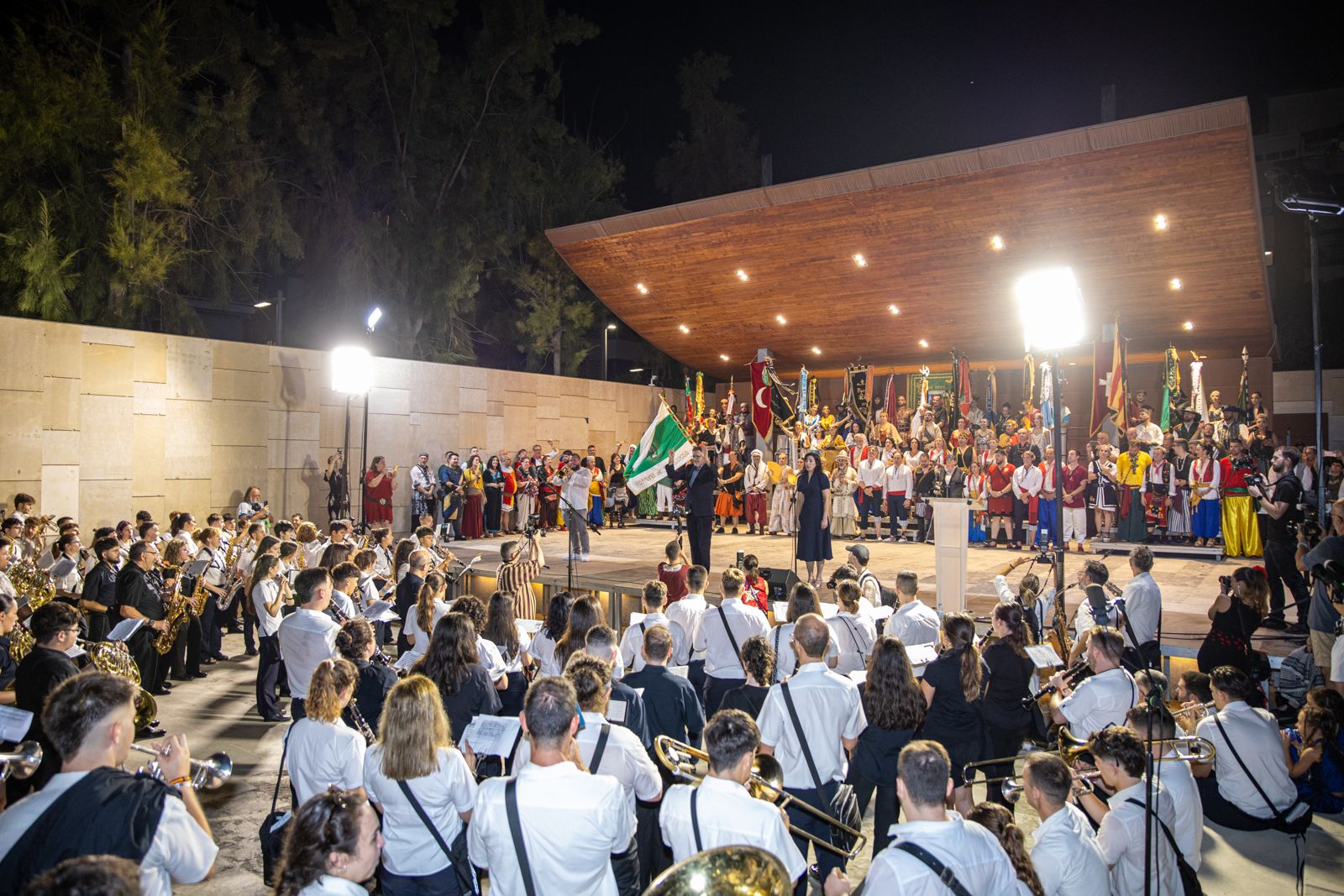 La Entrada de Bandas marca el inicio de las fiestas de Moros y Cristianos de Villajoyosa 2026 La Entrada de Bandas marca el inicio de las fiestas de Moros y Cristianos de Villajoyosa 2026