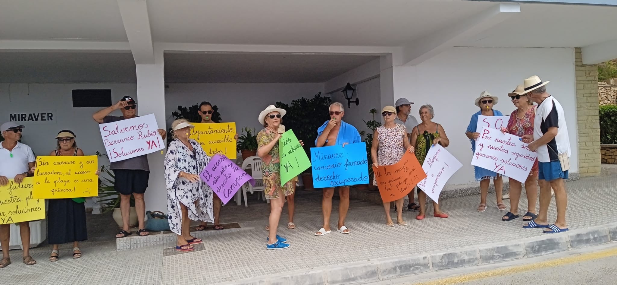 Cientos de vecinos de Campoamor exigen actuaciones inmediatas para recuperar la playa de Barranco Rubio y su accesibilidad Cientos de vecinos de Campoamor exigen actuaciones inmediatas para recuperar la playa de Barranco Rubio y su accesibilidad