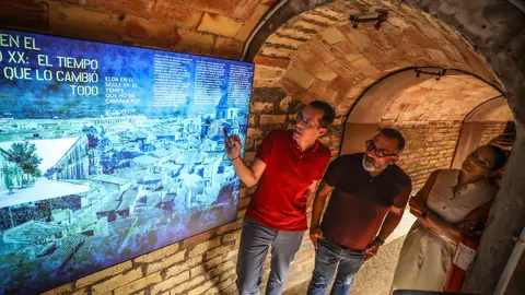 La presentación de este nuevo espacio ha estado a cargo del alcalde de Elda, Rubén Alfaro, y el concejal de Espacio Público e Inversiones, José Antonio Amat. La presentación de este nuevo espacio ha estado a cargo del alcalde de Elda, Rubén Alfaro, y el concejal de Espacio Público e Inversiones, José Antonio Amat.