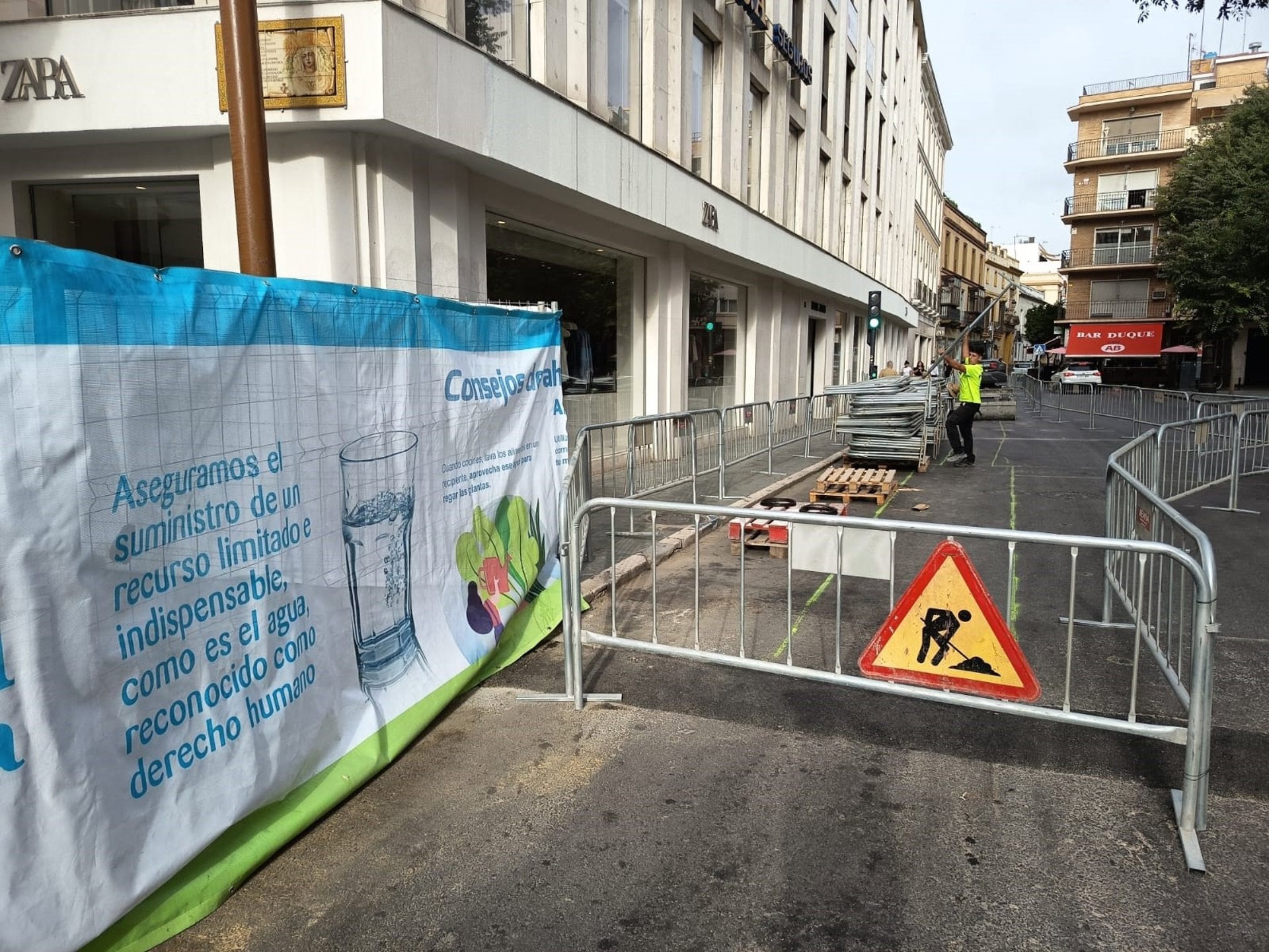 Emasesa inicia las obras de renovación de la red de abastecimiento en la Plaza del Duque Emasesa inicia las obras de renovación de la red de abastecimiento en la Plaza del Duque