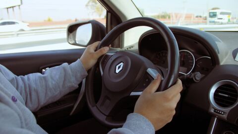 Automóvil circulando por la carretera