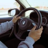 Automóvil circulando por la carretera