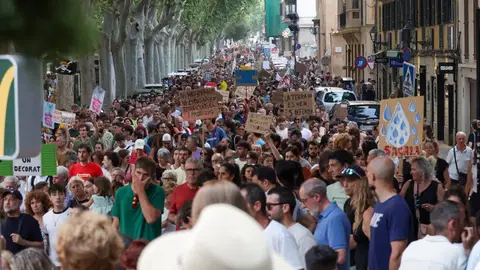 Entre 25.000 y 70.000 personas participan en la manifestación contra la masificación turística en Palma. Entre 25.000 y 70.000 personas participan en la manifestación contra la masificación turística en Palma.