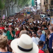 Entre 25.000 y 70.000 personas participan en la manifestación contra la masificación turística en Palma. Entre 25.000 y 70.000 personas participan en la manifestación contra la masificación turística en Palma.