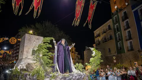 La Reina Cristiana Marta Llinares relata la unión de la seda y el campo con las torres vigía en su entrada a Villajoyosa La Reina Cristiana Marta Llinares relata la unión de la seda y el campo con las torres vigía en su entrada a Villajoyosa