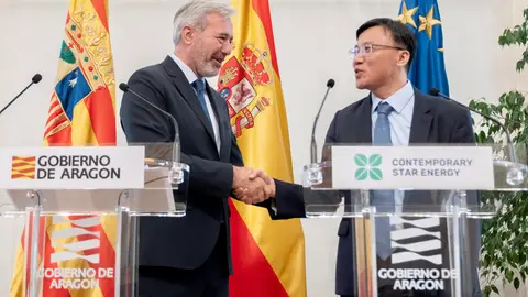 La gigafactoría de Figueruelas albergará un complejo de viviendas temporal El presidente de Aragón, Jorge Azcón, junto al consejero delegado de la joint venture, Andy Wu