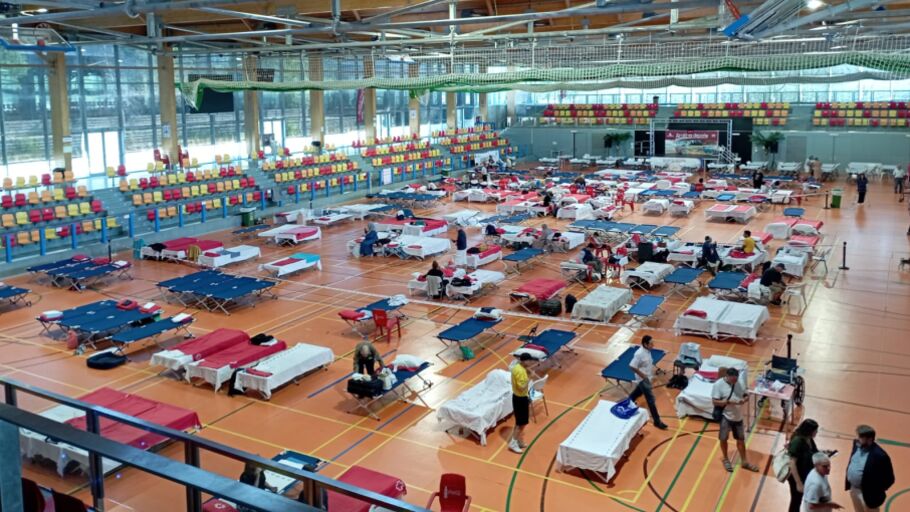 Interior del pabell&oacute;n de Espartales de Alcal&aacute; de Henares habilitado para acoger a los afectados por los incendios en la Comunidad de Madrid