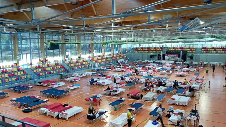 El pabellón del Complejo Deportivo Espartales de Alcalá de Henares queda habilitado para acoger a personas desalojadas por los incendios que afectan a la Comunidad de Madrid Interior del pabellón de Espartales de Alcalá de Henares habilitado para acoger a los afectados por los incendios en la Comunidad de Madrid