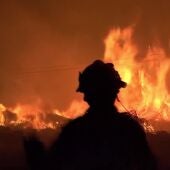 La UME combate el mayor incendio forestal del país en la historia reciente./ Reuters