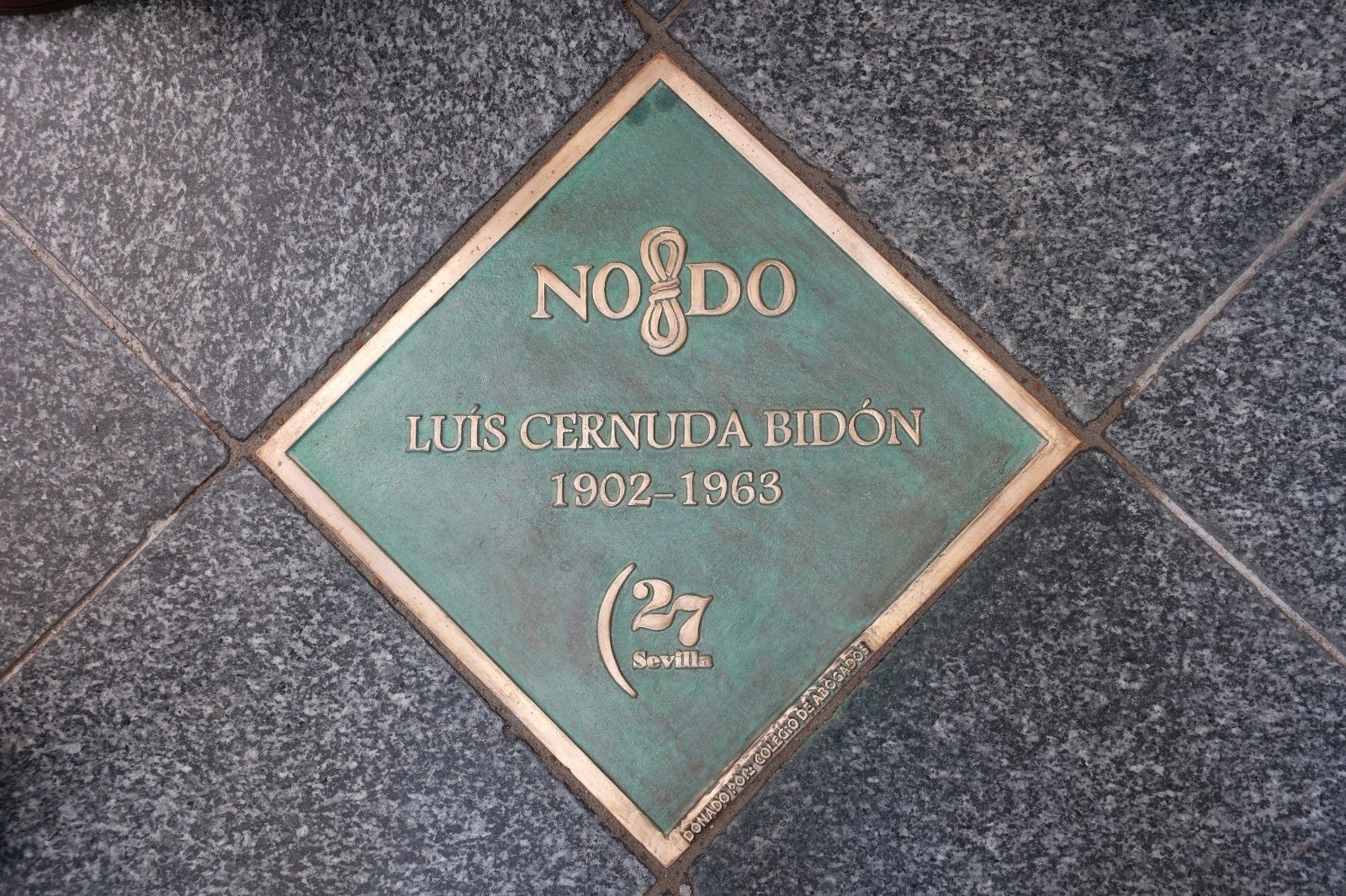 Inaugurada la placa dedicada a Luis Cernuda en el Paseo de los Poetas de la Generación del 27 Inaugurada la placa dedicada a Luis Cernuda en el Paseo de los Poetas de la Generación del 27