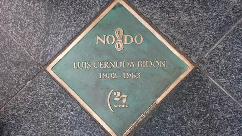 Inaugurada la placa dedicada a Luis Cernuda en el Paseo de los Poetas de la Generación del 27 Inaugurada la placa dedicada a Luis Cernuda en el Paseo de los Poetas de la Generación del 27
