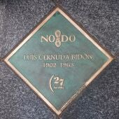 Inaugurada la placa dedicada a Luis Cernuda en el Paseo de los Poetas de la Generación del 27