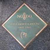 Inaugurada la placa dedicada a Luis Cernuda en el Paseo de los Poetas de la Generación del 27 Inaugurada la placa dedicada a Luis Cernuda en el Paseo de los Poetas de la Generación del 27