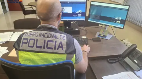 La Policía Nacional detiene a dos personas tras esclarecer el hurto de piezas de un vehículo en Palencia .