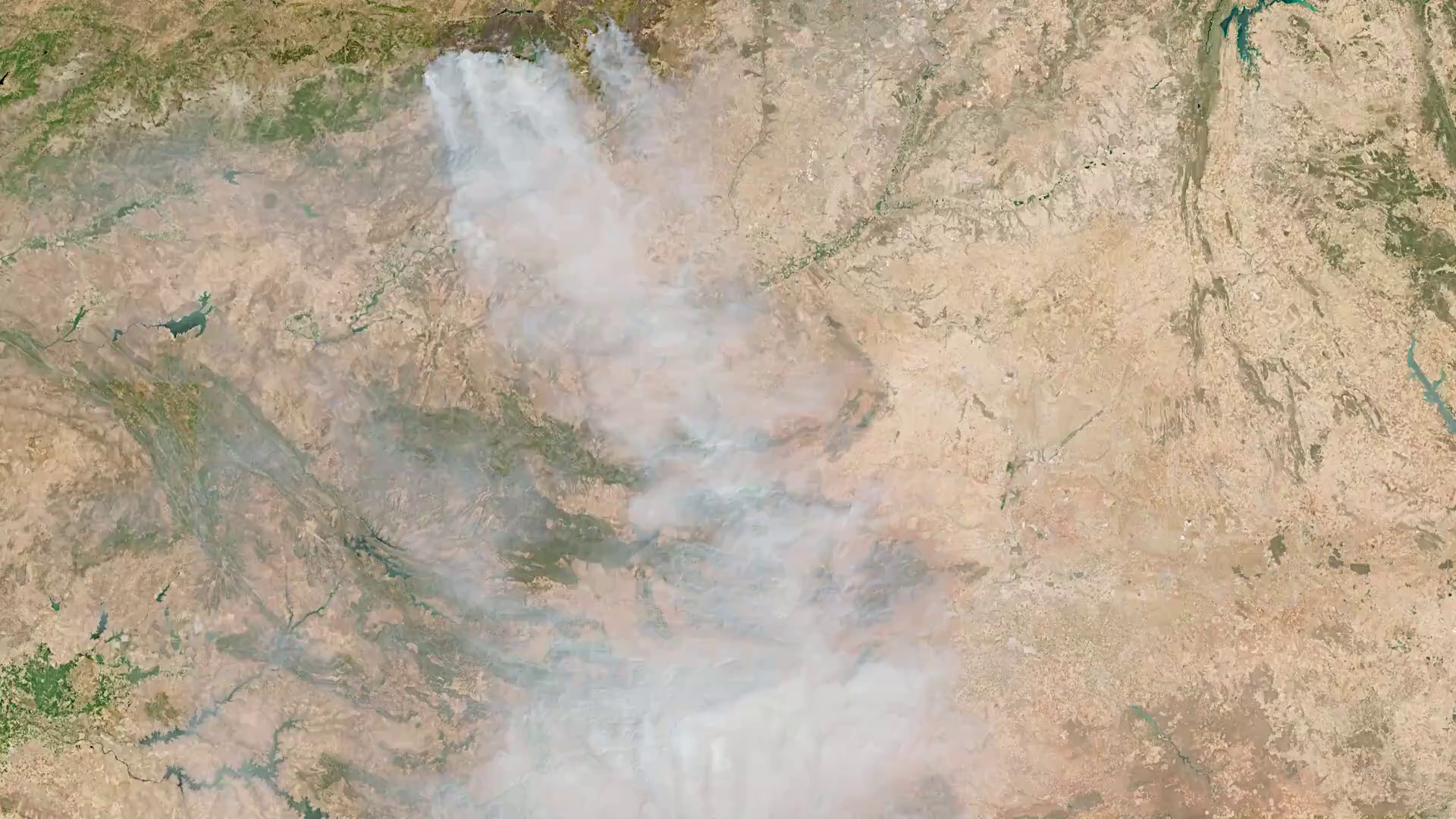 Las imágenes por satélite muestran densas columnas de humo de los incendios forestales en el centro de España Las imágenes por satélite muestran densas columnas de humo de los incendios forestales en el centro de España