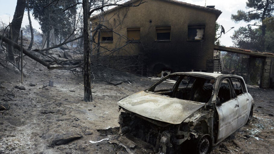 Casas quemadas en los alrededores de el embalse de El Burguillo por el incendio que se origin&oacute; en Burgohondo/ EFE/Ra&uacute;l Sanchidri&aacute;n
