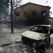 Casas quemadas en los alrededores de el embalse de El Burguillo por el incendio que se originó en Burgohondo/ EFE/Raúl Sanchidrián