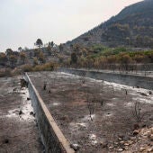 Vista general de los montes y bancales que rodean el pueblo de La Vilavella (Castellón), uno de los municipios desalojados por el incendio declarado el pasado sábado en la Vall d'Uixó (Castellón).