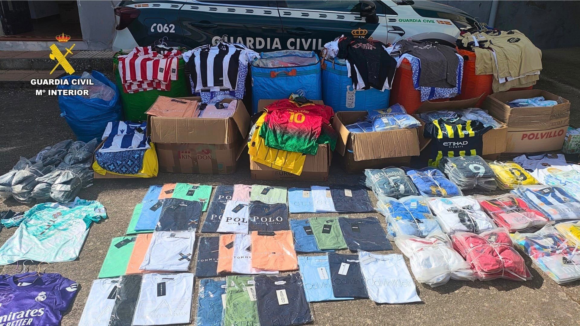 La Guardia Civil interviene en Cáceres cerca de 2.200 camisetas falsificadas valoradas en más de 320.000 euros La Guardia Civil interviene en Cáceres cerca de 2.200 camisetas falsificadas valoradas en más de 320.000 euros