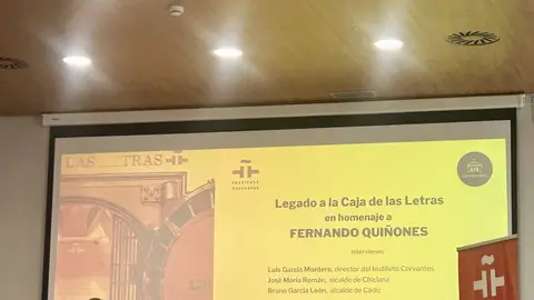 Mariela Quiñones entrega el legado de Fernando Quiñones a Luis García Montero Mariela Quiñones entrega el legado de Fernando Quiñones a Luis García Montero