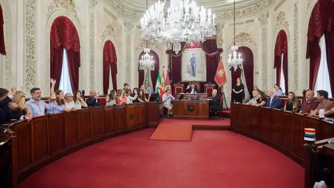 Instantes del pleno extraordinario celebrado ayer en el Ayuntamiento de Cádiz Instantes del pleno extraordinario celebrado ayer en el Ayuntamiento de Cádiz